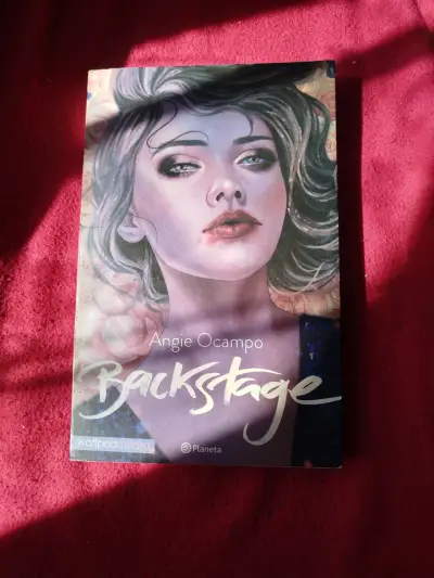 Libro 'Backstage' de Angie Ocampo ALTERNATIVO - miniatura 1