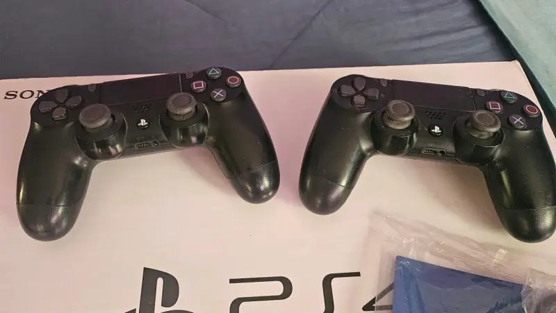 Consola PS4 con juegos y accesorios - 4