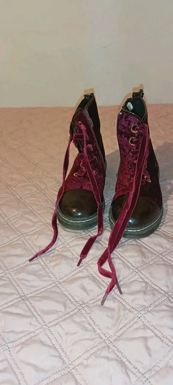 Botines de terciopelo burdeos para mujer
