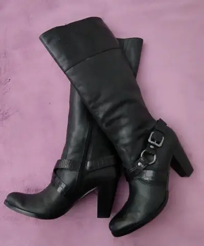 Botas negras de cuero, con tacón alto - miniatura 1