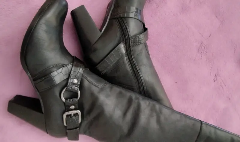 Botas negras de cuero, con tacón alto - 2