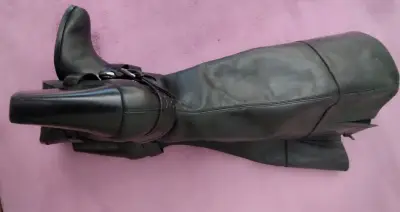Botas negras de cuero, con tacón alto - miniatura 3