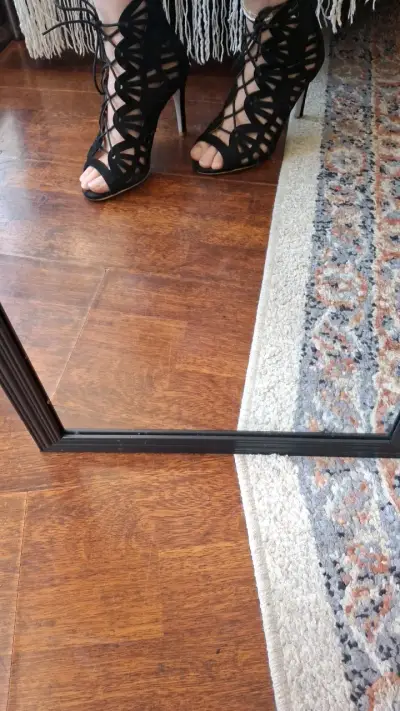 Sandalias de tacón alto negras con diseño calado - miniatura 2