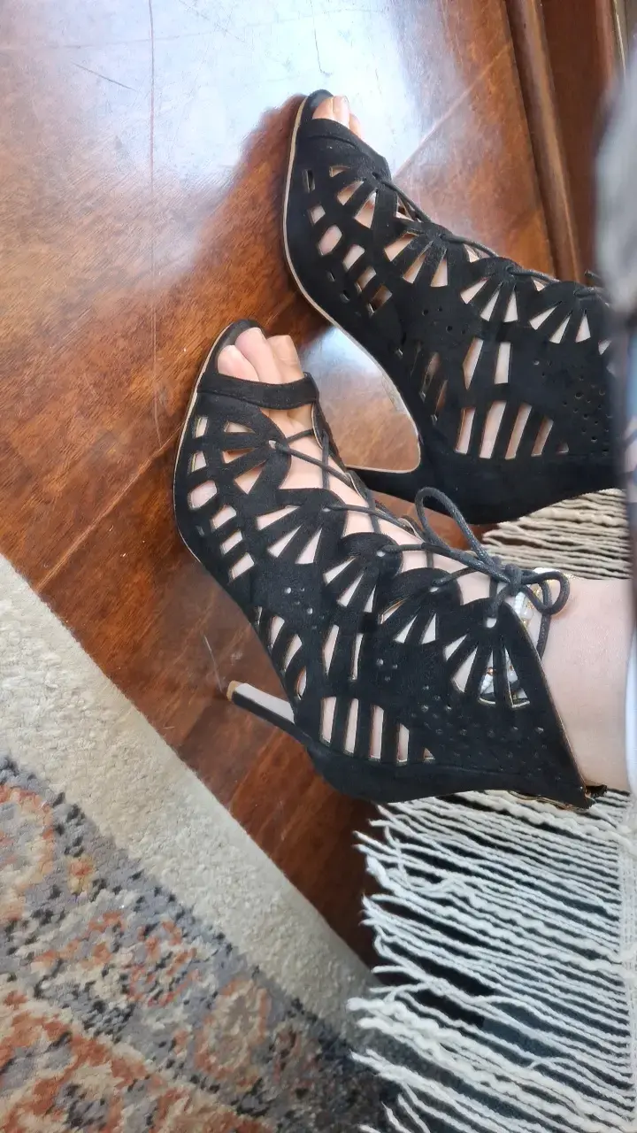 Sandalias de tacón alto negras con diseño calado - 1