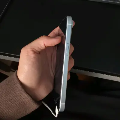 iPhone 15 unico dueño - miniatura 3