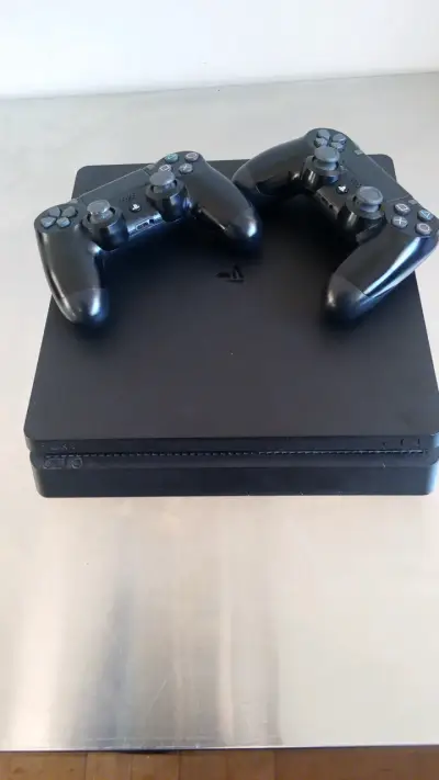 Consola PlayStation 4 con dos controles - miniatura 1