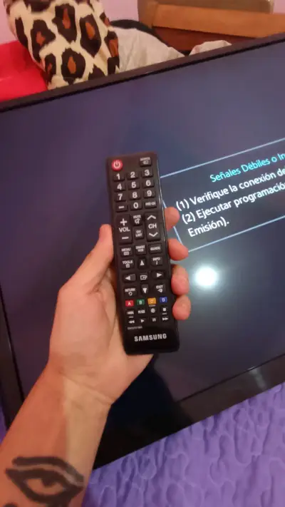 Televisor Samsung LED 32 pulgadas con control remoto - miniatura 3