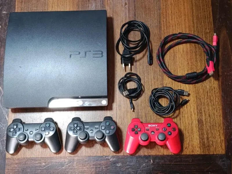 Consola PS3 con dos controles y juegos incluidos - 1