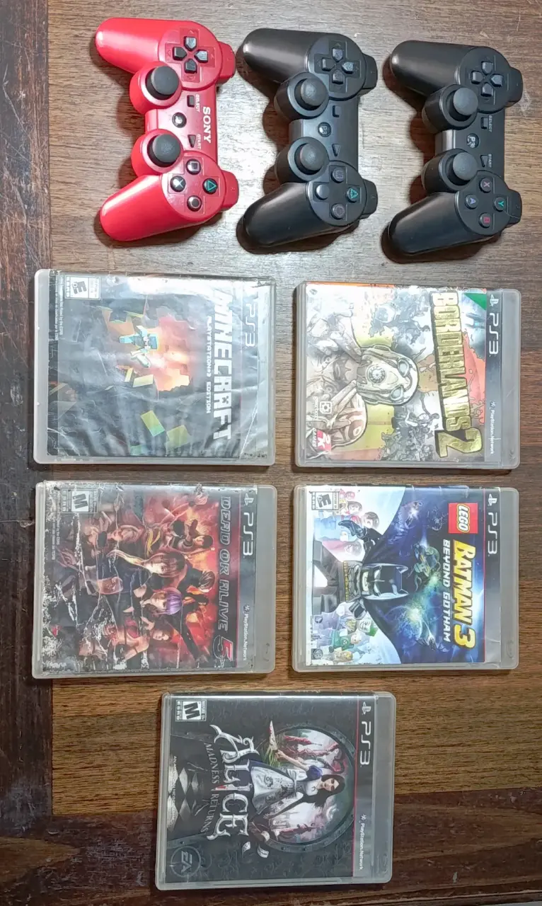 Consola PS3 con dos controles y juegos incluidos - 2