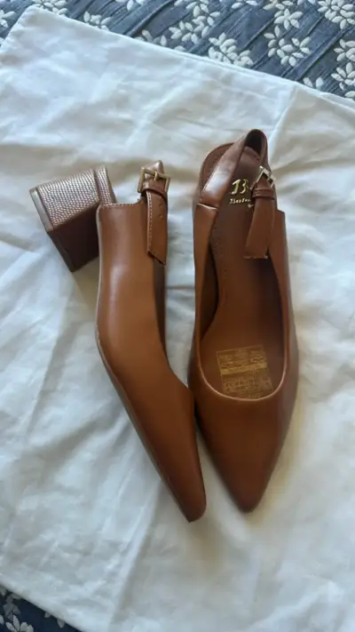 Zapatos de tacón bajo marrones J3 Italia - miniatura 2