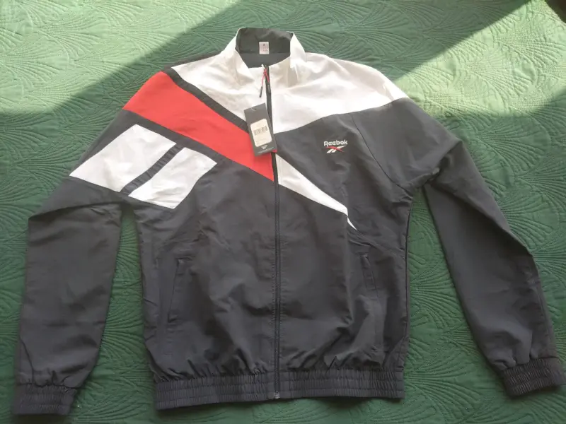 Chaqueta deportiva Reebok con diseño tricolor - 1