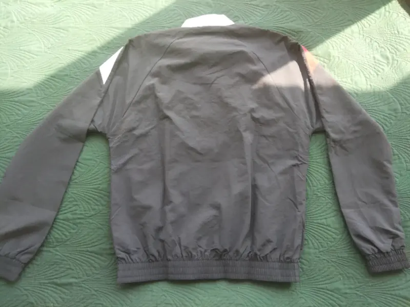 Chaqueta deportiva Reebok con diseño tricolor - 2