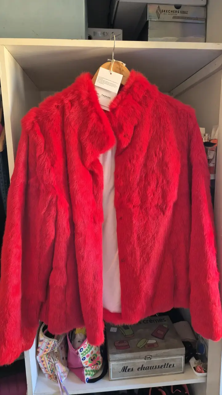 Abrigo de piel de conejo rojo vibrante para mujer