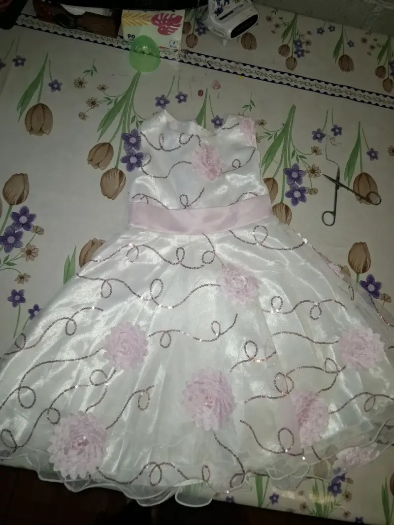 Vestido de niña blanco con flores rosadas