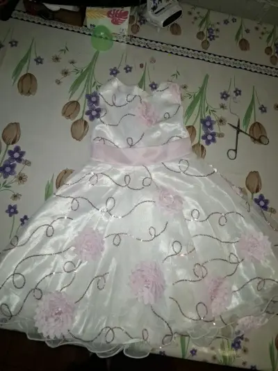Vestido de niña blanco con flores rosadas - miniatura 1