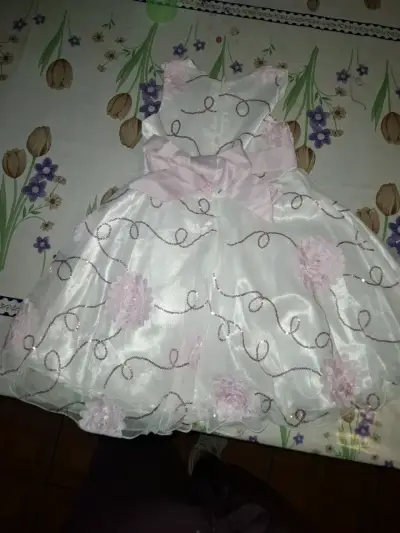 Vestido de niña blanco con flores rosadas - miniatura 2