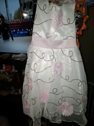 Vestido de niña blanco con flores rosadas - miniatura 3