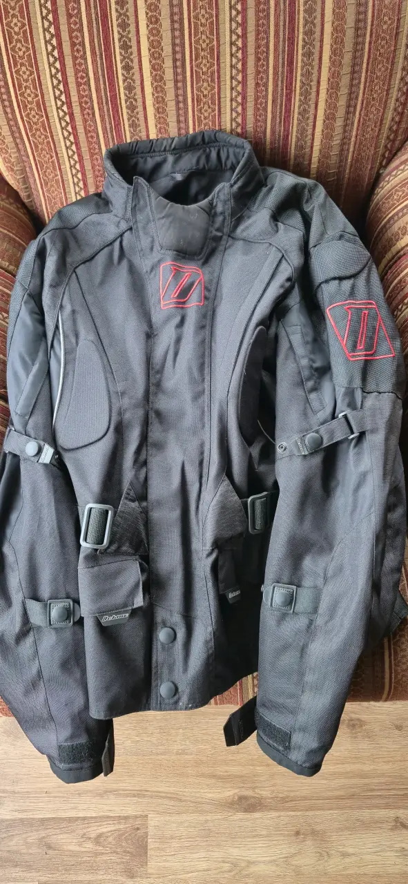 Chaqueta de moto negra con protecciones - 1