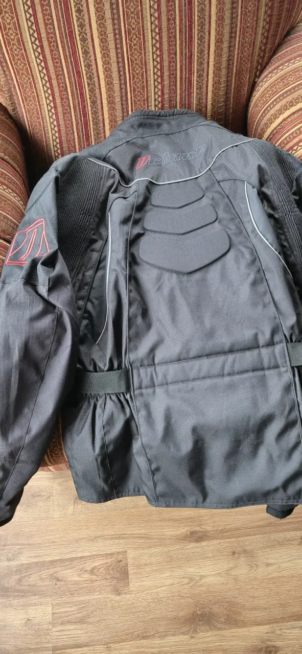 Chaqueta de moto negra con protecciones - 2