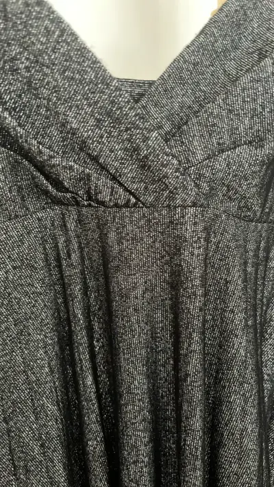Vestido plisado gris oscuro fiesta - miniatura 2