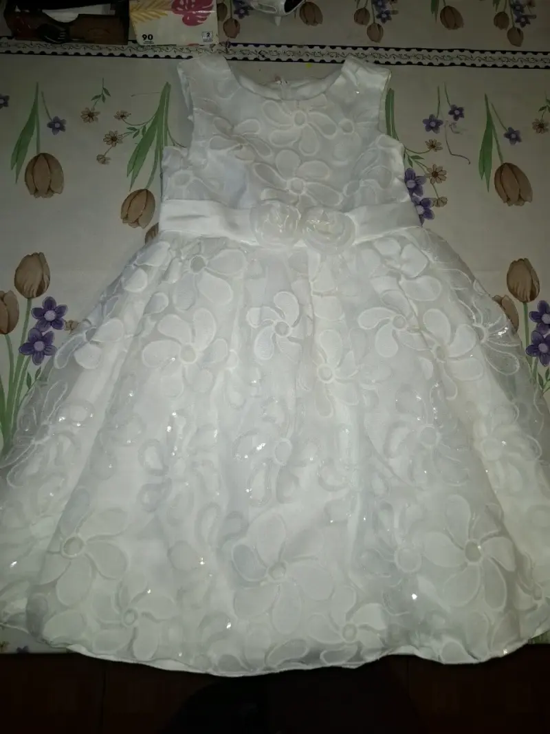 Vestido de niña blanco con flores en relieve