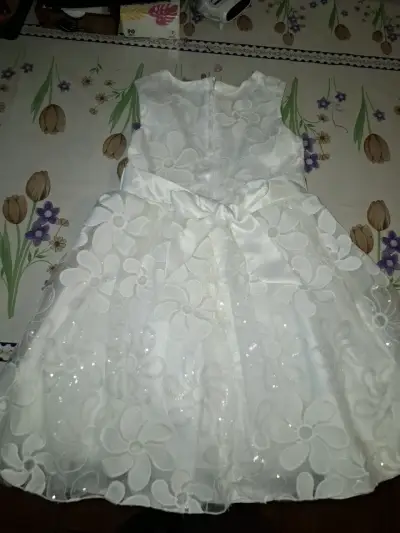 Vestido de niña blanco con flores en relieve - miniatura 3