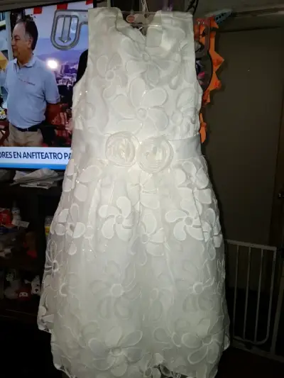 Vestido de niña blanco con flores en relieve - miniatura 4