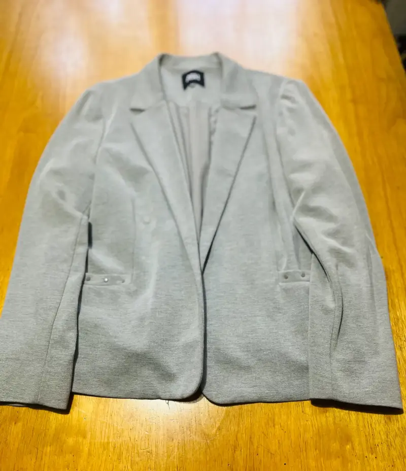 Blazer gris para mujer en buen estado