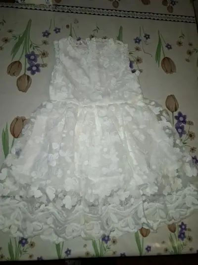 Vestido de encaje blanco para niña - miniatura 1