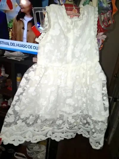 Vestido de encaje blanco para niña - miniatura 4