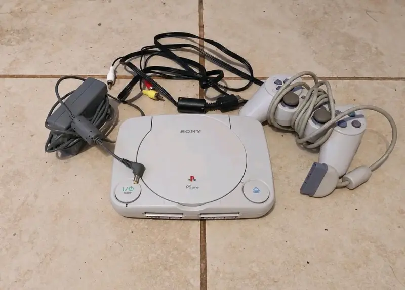 PS One con controles y cables