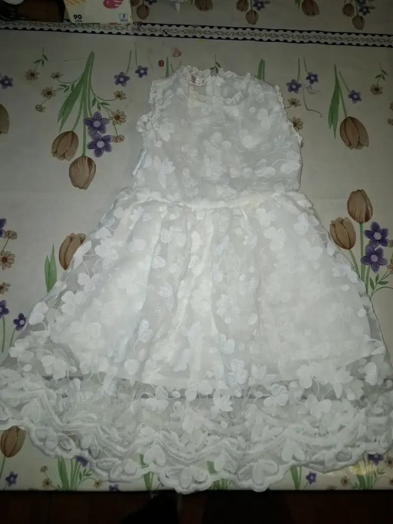Vestido de encaje blanco para niña