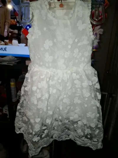 Vestido de encaje blanco para niña - miniatura 3