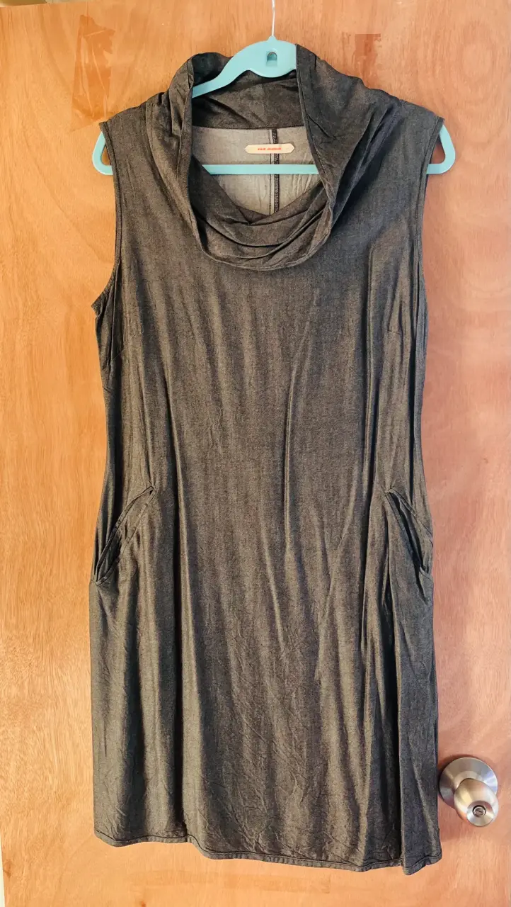 Vestido sin mangas gris oscuro con cuello amplio