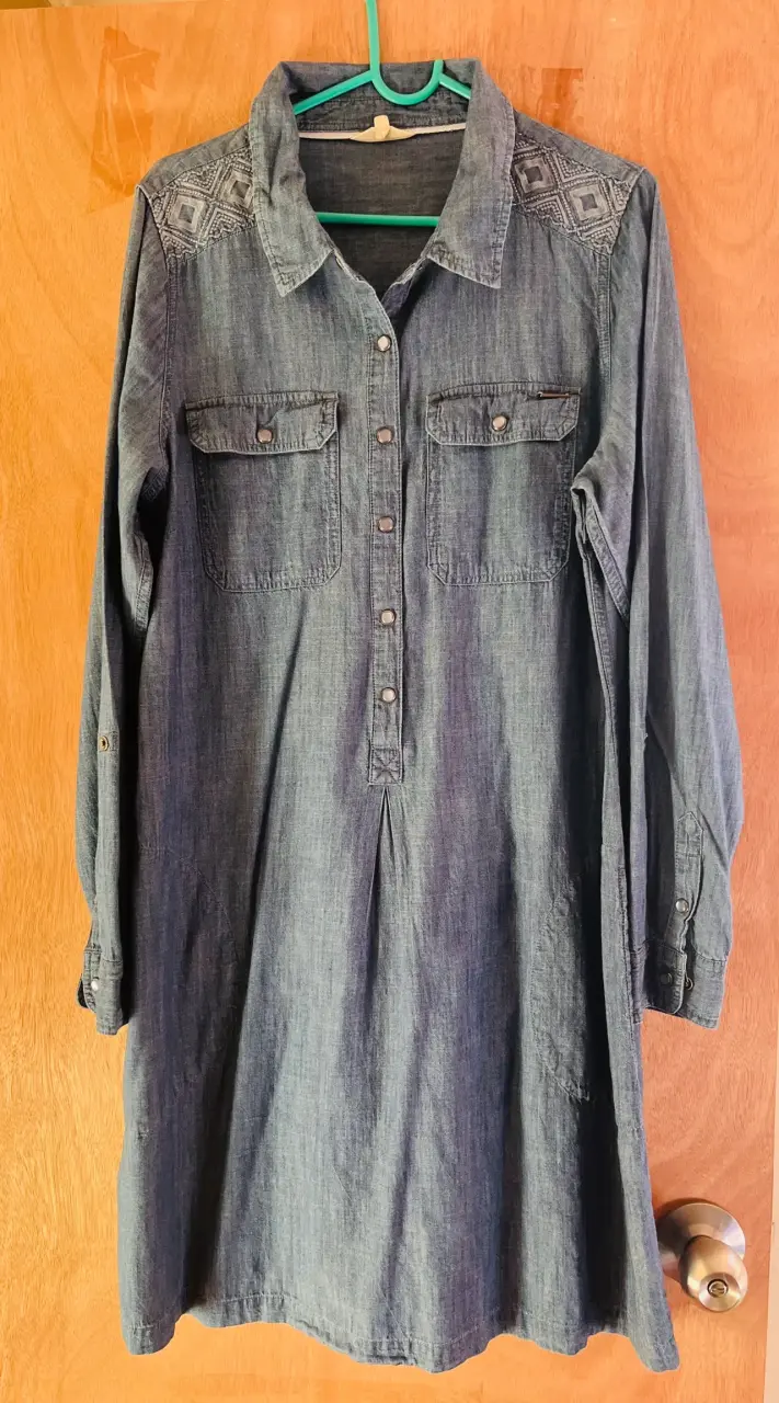Vestido camisero de mezclilla azul con bordado