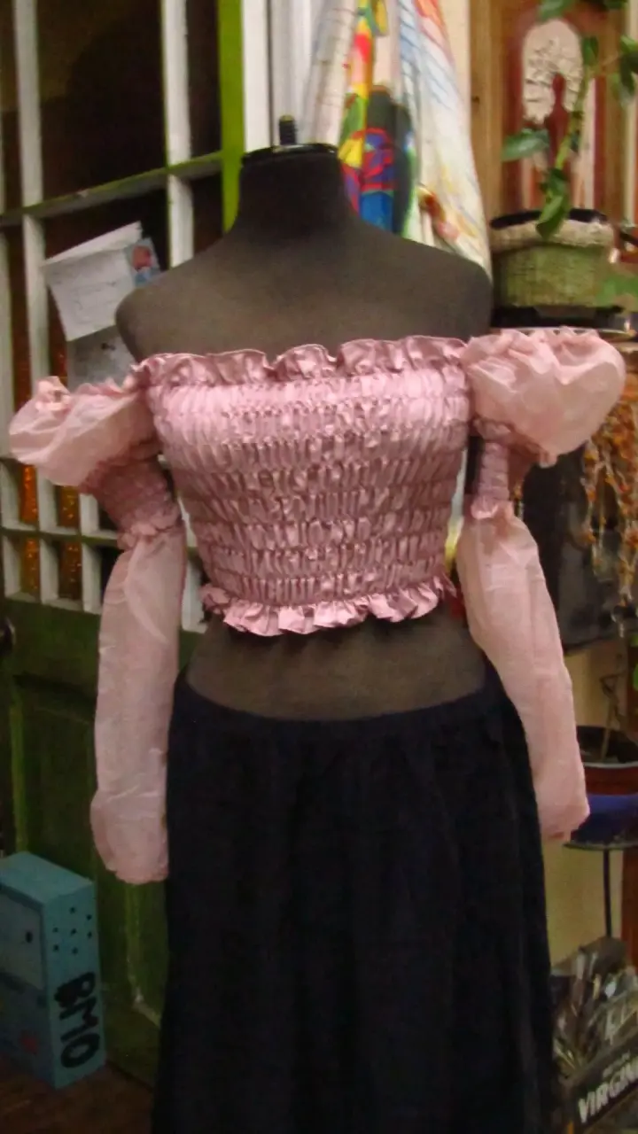 Blusa rosa con hombros descubiertos y manga larga