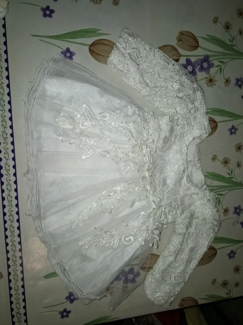 Vestido de bautizo para bebé con encaje blanco