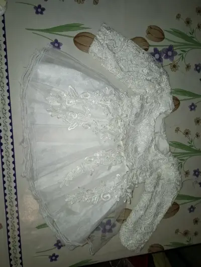 Vestido de bautizo para bebé con encaje blanco - miniatura 1