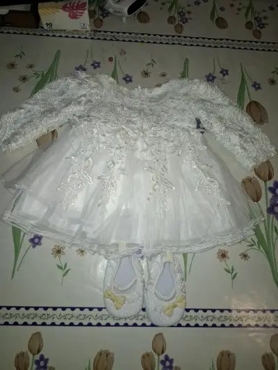 Vestido de bautizo para bebé con encaje blanco - miniatura 4