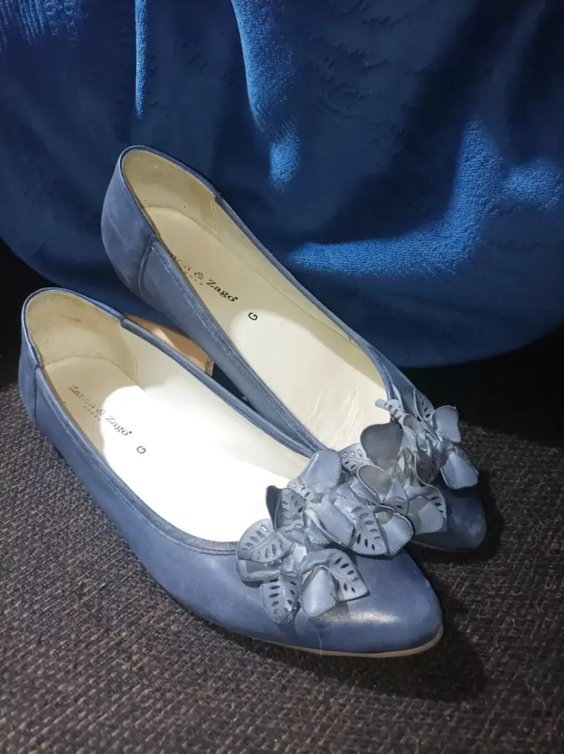 Zapatos planos azul con detalle floral - 1