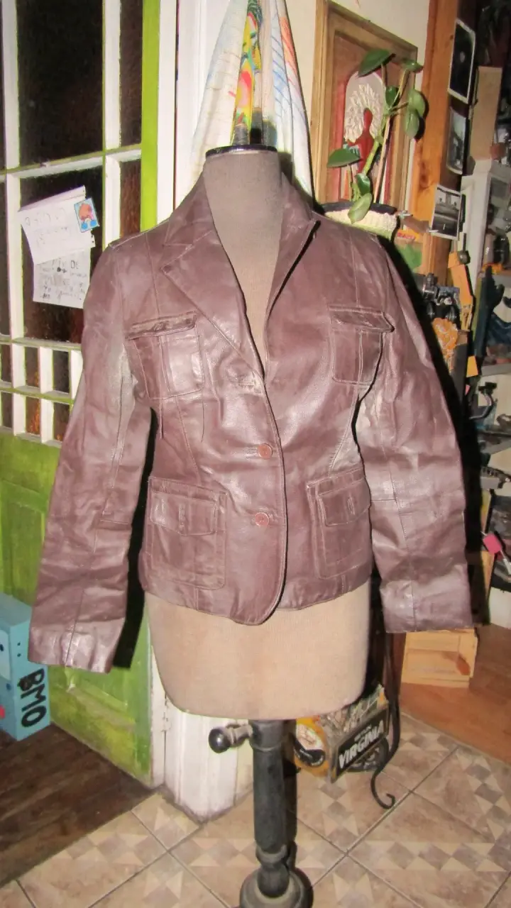 Chaqueta de cuero marrón para mujer
