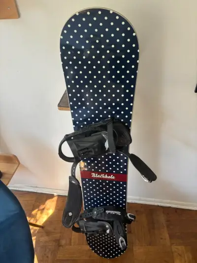 Tabla de snowboard Blackhole con fijaciones - miniatura 2
