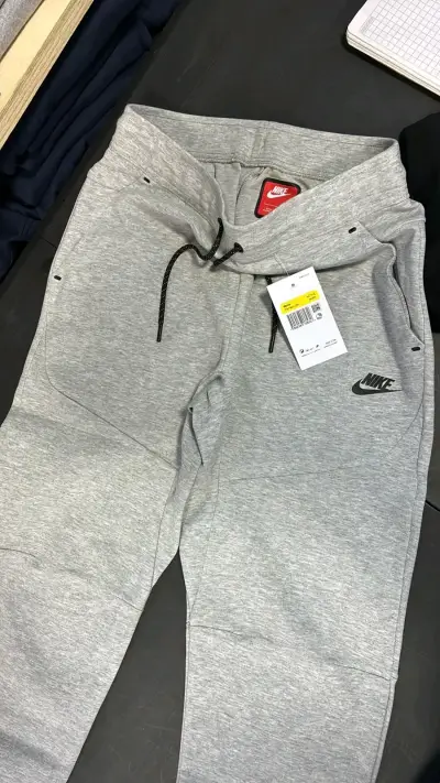 Pantalones deportivos Nike gris y negro - miniatura 1