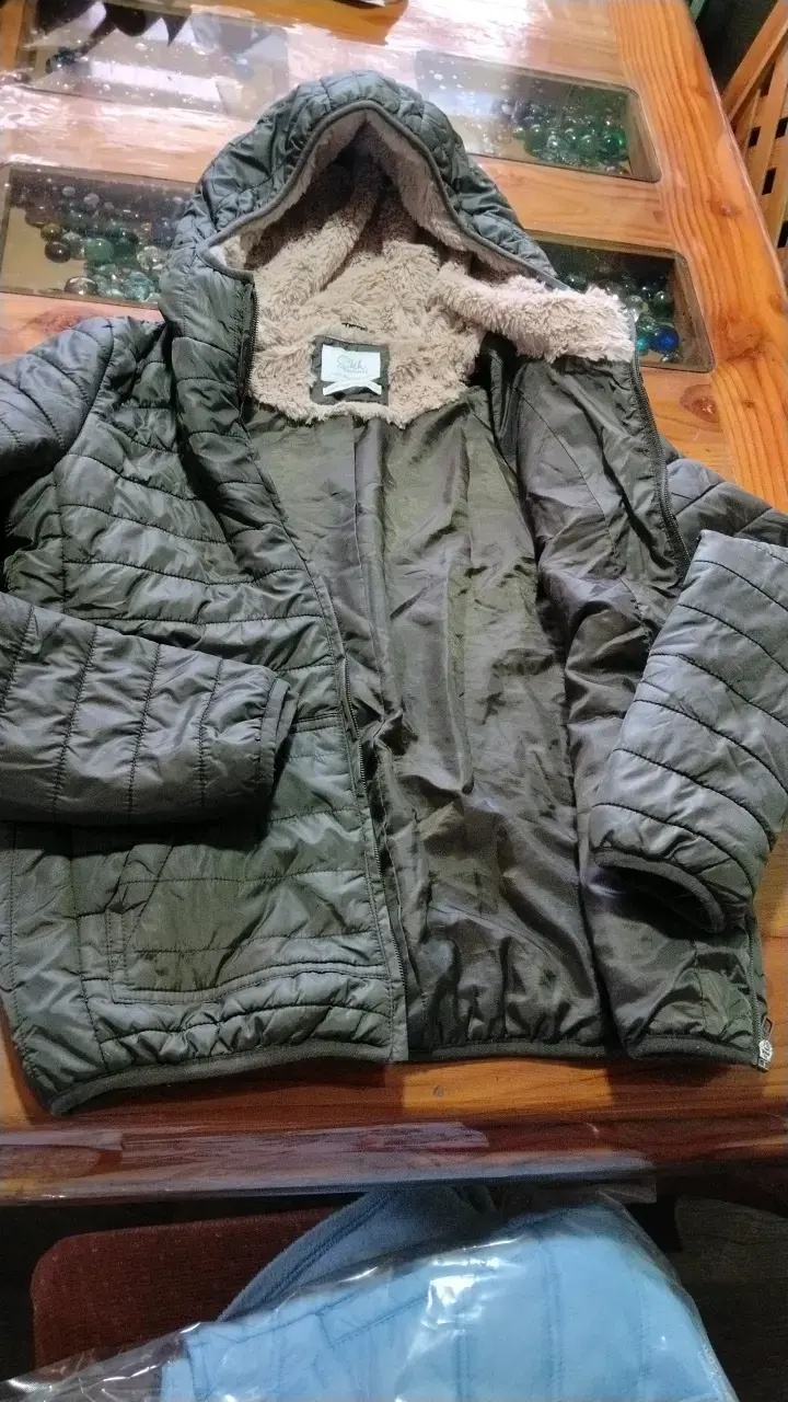 Chaqueta acolchada verde con capucha para niño - 2