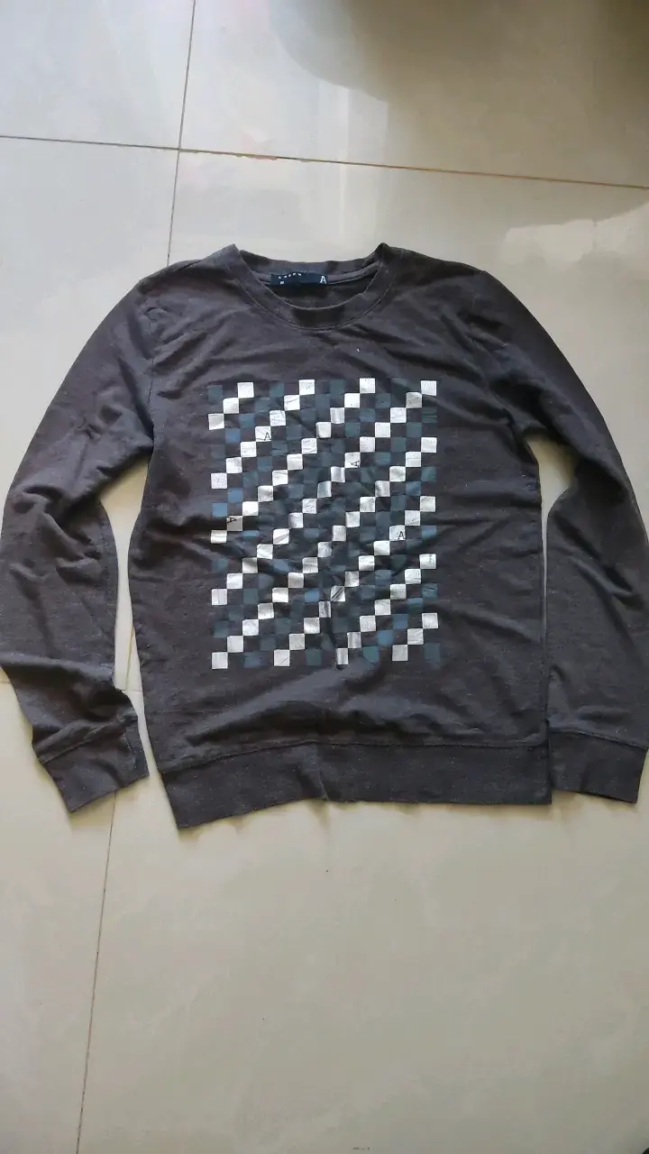 Polerón gris con diseño de cuadros