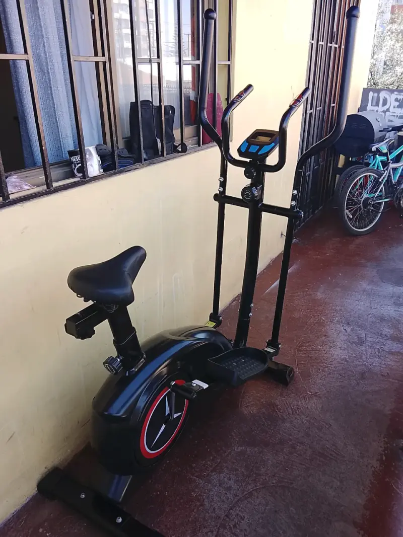 Bicicleta estática elíptica negra con pantalla digital - 1
