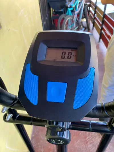 Bicicleta estática elíptica negra con pantalla digital - miniatura 2
