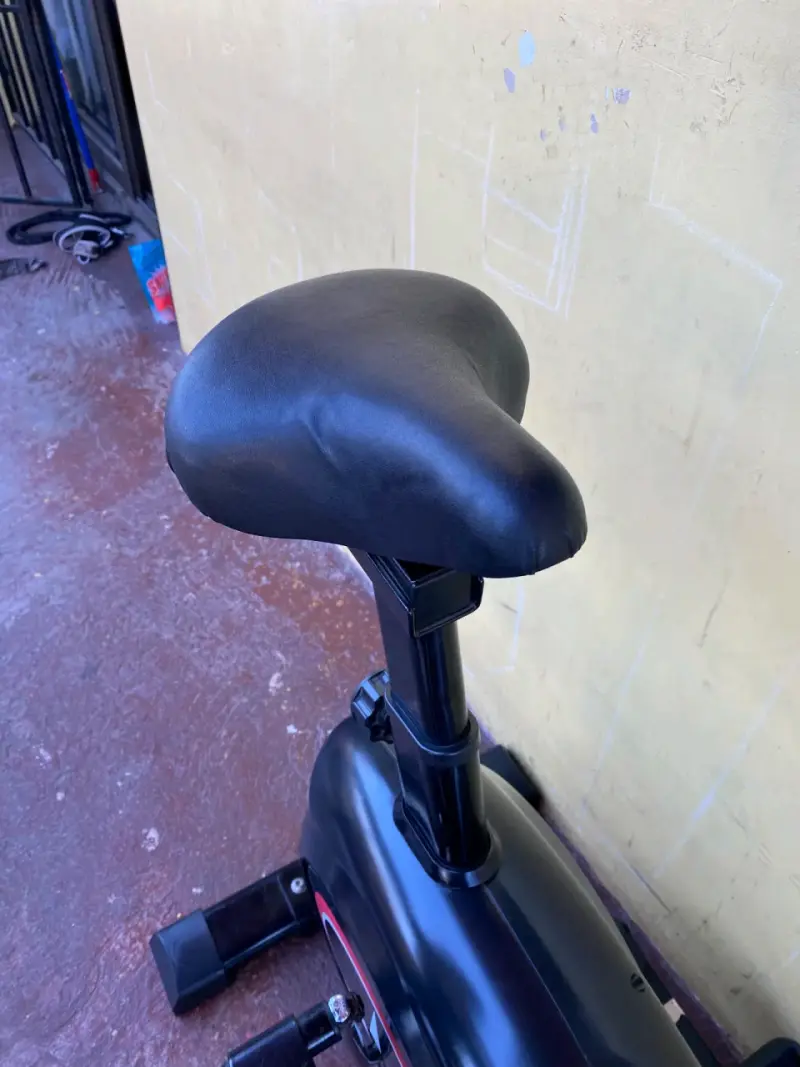 Bicicleta estática elíptica negra con pantalla digital - 3