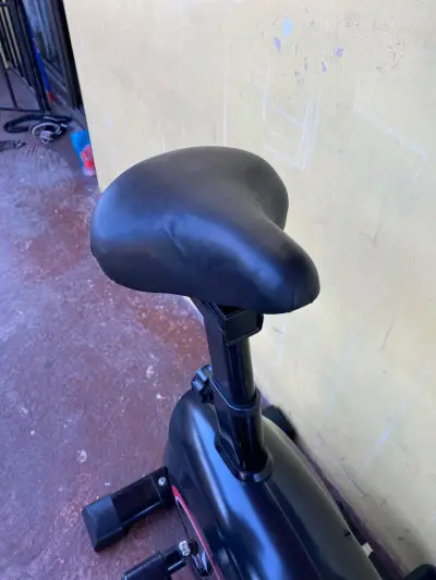 Bicicleta estática elíptica negra con pantalla digital - miniatura 3