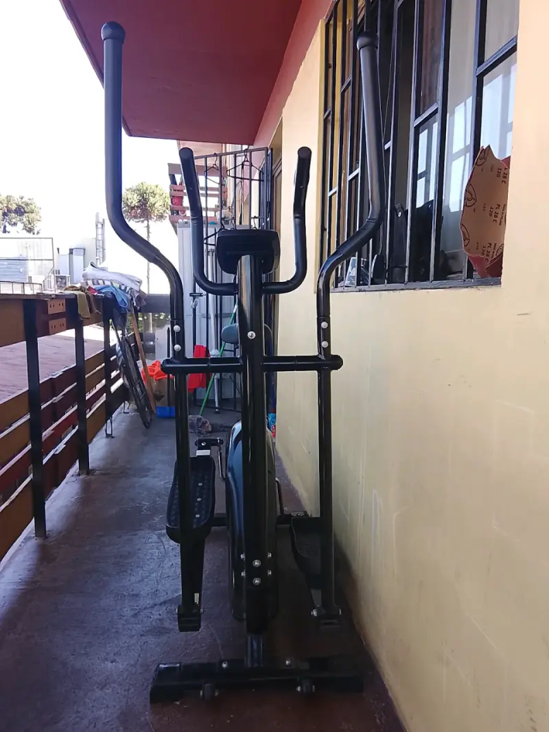 Bicicleta estática elíptica negra con pantalla digital - 4